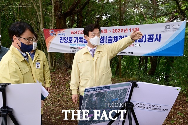 조규일 경남 진주시장이 ‘진양호 가족공원 조성사업’ 대나무숲산책로와 숲체험놀이장 조성 사업장을 방문해 현장을 점검하고있다./진주시 제공