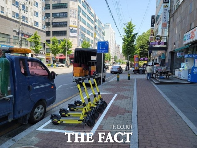 천안시가 전동킥보드 등 개인형 이동장치(PM) 전용 주차구역 67개소를 추가 설치했다. / 천안시 제공