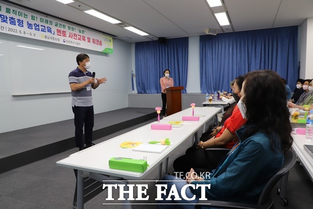 충남세종농협은 이민 여성농업인과 전문 여성농업인을 연계해 안정적 농촌 정착을 돕는 1대 1 맞춤형 농업인 멘토 사전교육 및 워크숍을 보령시 한화리조트에서 개최했다. / 농협충남세종지역본부 제공