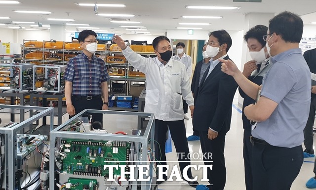 이동환 고양시장 당선인이 7일 오후 덕양구에 위치한 ㈜포스콤을 방문해 공장등록취소 처분과 관련 설명을 듣고 있다./이동환 당선인 제공