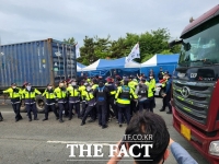  차량 막고 물병 던진 화물연대 부산 노조원 2명 체포