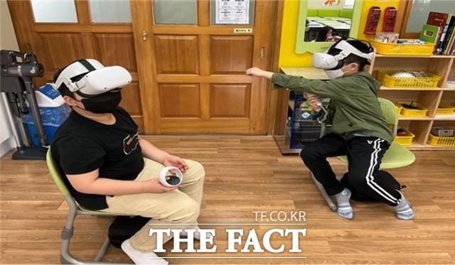 고글을 쓰고 VR 안전 체험을 하고 있는 세종시 초등학생들의 모습. / 세종시교육청 제공.