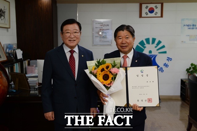 (재)홍주문화관광재단의 초대 대표이사로 선임된 최건환 (사)한국종합유원시설협회 회장(오른쪽)이 김석환 홍성군수(왼쪽)로부터 임명장을 받았다. / 홍성군 제공