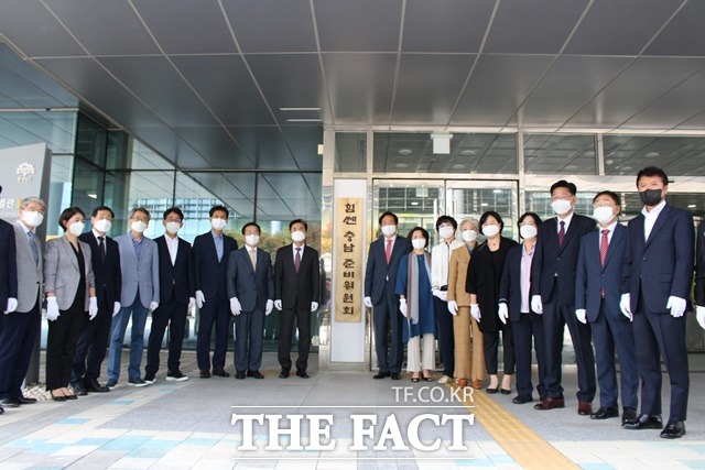 힘쎈 충남준비 위원회는 9일 오전 10시 도청 별관 1층에서 김태흠 충남도지사 당선인, 김영석 준비위원회 위원장과 위원 등이 참석한 가운데 현판식을 가졌다. / 내포= 최현구 기자