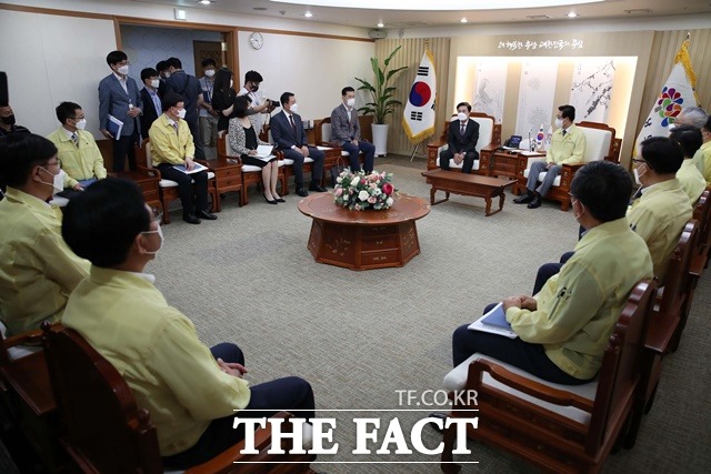 양승조 충남도지사와 김태흠 당선인은 9일 도청 접견실에서 만나 환담을 갖고, 충남 미래 발전을 위해 함께 힘을 모아 나아가기로 뜻을 모았다. / 충남도 제공