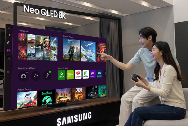 삼성전자 모델이 삼성 스마트 TV의 게이밍 허브를 통해 마이크로소프트 엑스박스 클라우드 게임 등을 시연해 보이고 있다. /삼성전자 제공