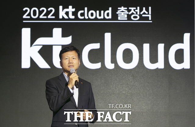 8일 열린 KT 클라우드 출정식 행사에서 kt cloud 윤동식 대표가 직원들에게 경영 비전을 발표하고 있다. /KT 제공
