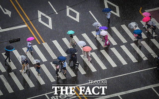 전국적으로 소나기가 예보된 9일 오후 서울 종로구 경복궁역 일대의 시민들이 우산을 쓰고 발걸음을 재촉하고 있다. /이동률 기자