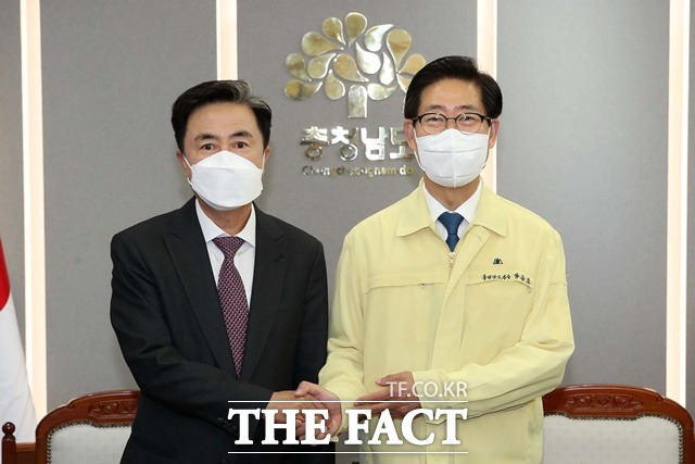 양승조 충남도지사가 9일 충남도청 접견실에서 김태흠 도지사 당선인을 만났다. / 충남도 제공