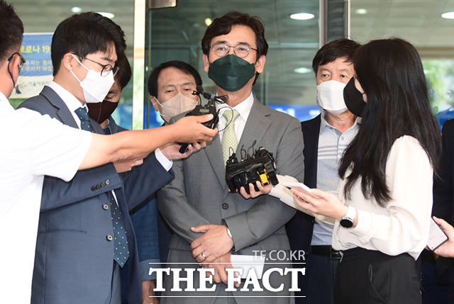유시민 전 노무현재단 이사장이 9일 오후 서울 마포구 서울서부지방법원에서 열린 선고 공판을 마친 뒤 법원을 나서며 항소 의사를 밝히고 있다.