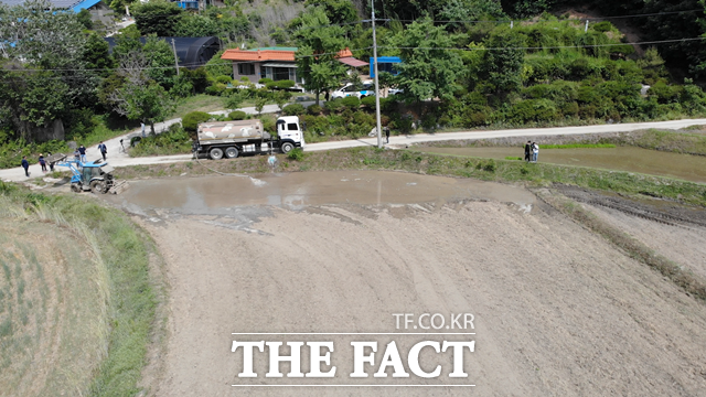 가뭄이 지속됨에 따라 예산군은 급수차를 이용해 논에 물을 대고 있다. / 예산군 제공