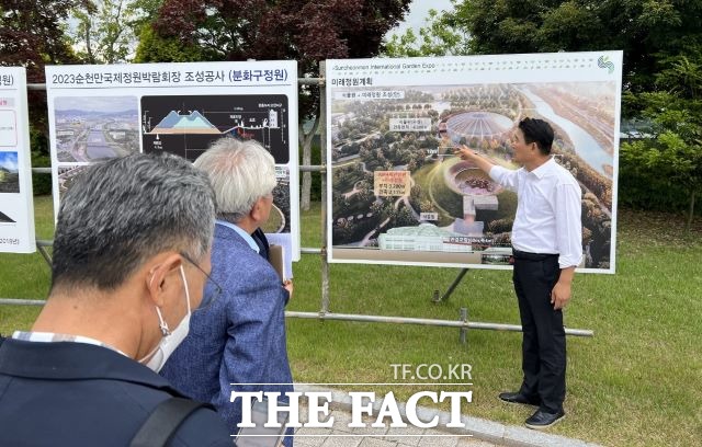 노관규 순천시자 당선자가 정원관련 분야 인수위원들과 함께 8일 오후 순천만국가정원을 방문, 박람회조직위측으로부터 미래정원과 식물온실, 분화구정원 등의 현황을 보고받고 대화를 나누고 있다. /당선자 인수위 사무실 제공