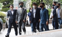  지지자들에 둘러싸여 법원 출석하는 유시민 [포토]