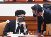  보고 받는 한동훈 법무부 장관 [포토]