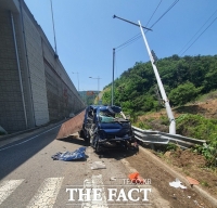  부산 강서구 나들목서 1톤 포터 '신호대-가드레일' '꽝꽝'…1명 숨져