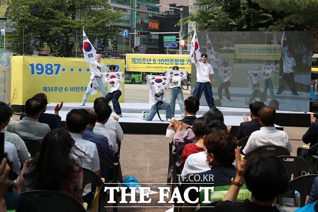 충남도는 10일 천안시 신부공원에서 충남민주화운동계승사업회와 ‘제35주년 6‧10 민주항쟁 기념식’을 개최했다. / 충남도 제공