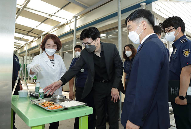 한동훈 법무부 장관이 10일 취임 후 첫 현장방문 일정으로 청주교도소를 찾았다. /법무부 제공
