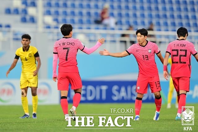 황선홍 감독이 이끄는 한국 U-23대표팀이 오는 12일 일본과 2022 U-23 아시안컵 8강전을 펼치게 됐다. 사진은 황선홍호의 플레이메이커 이강인(오른쪽)과 3골을 기록 중인 조영욱./로코모티프=KFA 제공