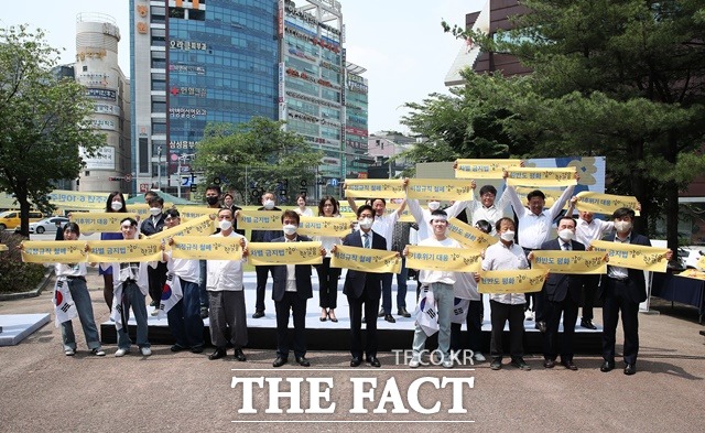 충남도는 10일 천안시 신부공원에서 충남민주화운동계승사업회와 ‘제35주년 6‧10 민주항쟁 기념식’을 개최했다. / 충남도 제공