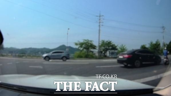 10일 오전 10시쯤 경북 안동시 태화동 어가골 교차로에서 우회전하는 오토바이를 직진하는 승용차가 충돌하는 사고가 발생했다./독자제공