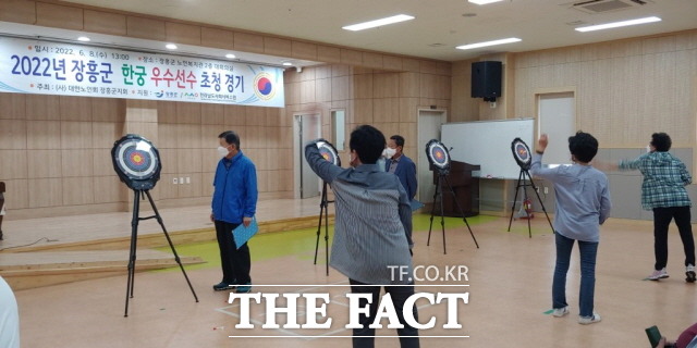 장흥군노인복지관에서  열린 한궁초청경기 장면/장흥군청