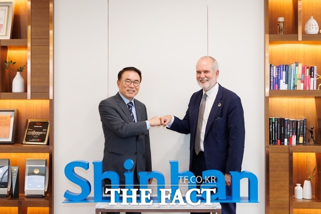 조용병 신한금융 회장(왼쪽)은 10일 오전 서울 중구 신한금융 본사에서 토마스 앙커 크리스텐센(Tomas Anker Christensen) 덴마크 기후대사를 만나 녹색성장을 위한 금융의 역할을 논의했다. /신한금융그룹 제공