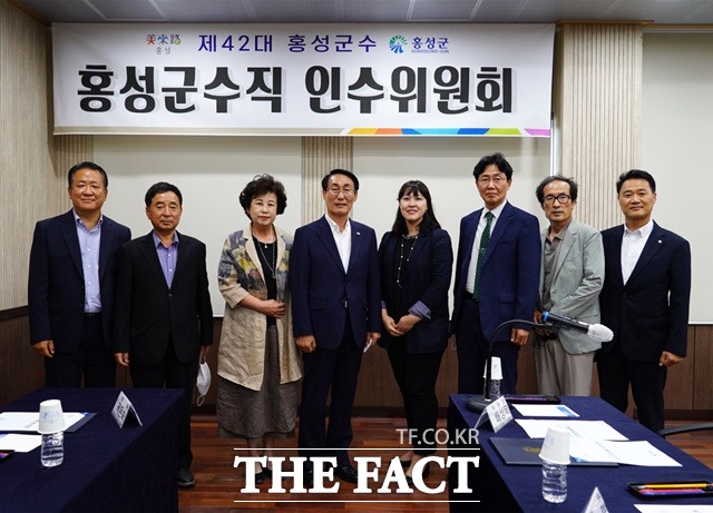 이용록 충남 홍성군수 당선인은 10일 민선 8기 인수위원회를 구성하고 본격적인 군정 업무 파악에 나섰다. / 홍성군수직 인수위원회 제공