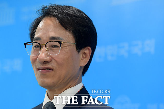 6.1지방선거 패배 후 계파 갈등이 고조되고 있는 더불어민주당 의원 사이에서 수박 공방이 벌어졌다. 사진은 이원욱 더불어민주당 의원./이선화 기자