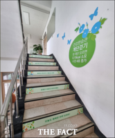  강진군, 공공기관 건강 계단 설치로 큰 호응