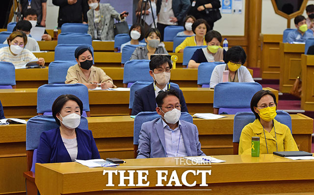 정의당 심상정, 배진교, 강은미 의원(앞줄 왼쪽부터)이 전국위원회에 참석해 모두발언을 경청하고 있다.