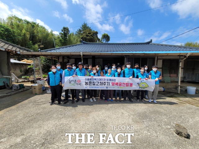 농어촌 집고처주기 사회공헌활동 단체사진/한국농어촌공사 강진지사 제공
