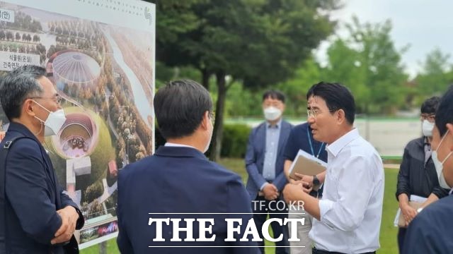 노관규 순천시장 당선자가 2023순천만국가정원박람회 준비상황에 대한 점검에 나서 인수위와 조직위 관계자들과 함께 국가정원 현장에서 대화를 하고 있다. /인수위 사무실 제공