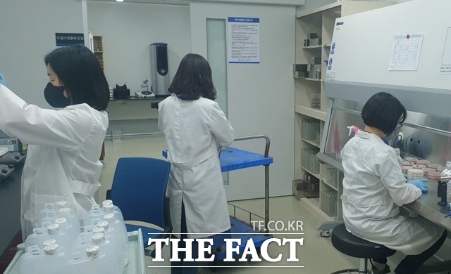 충남도 보건환경연구원은 개장을 앞둔 서해안 일대 해수욕장을 대상으로 수질 안전성 검사를 실시한다. / 충남도 제공