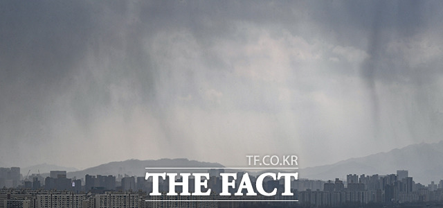 화요일인 14일 전국이 대체로 흐리고 강원 영동과 경상권과 전라권, 제주권에는 가끔 비가 내리겠다. 서울 성동구 응봉산에서 바라본 서울 도심에 소나기가 내리고 있다. /더팩트DB