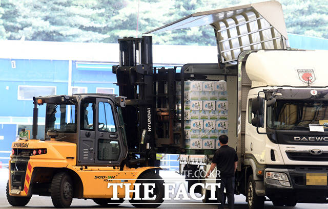 하이트진로 이천공장에서 재고 확보에 나선 편의점 업계 및 주류 도매상들이 직접 트럭을 끌고 와 물량 확보를 하고 있다.