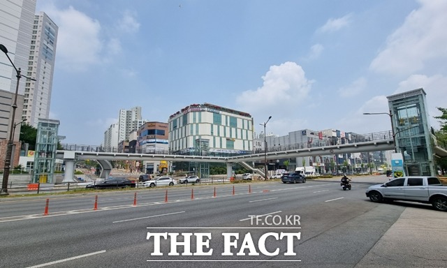 충남 천안시가 13일 ‘불당동 보행육교’ 설치 공사를 완료하고 정식 개통했다. / 천안시 제공