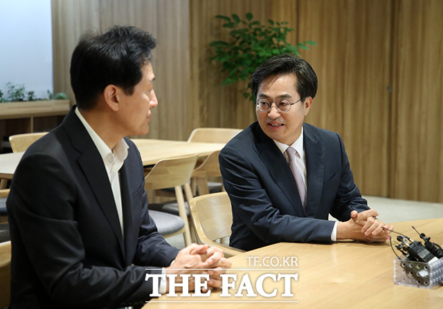 현안 논의하는 오 시장(왼쪽)과 김 당선인.