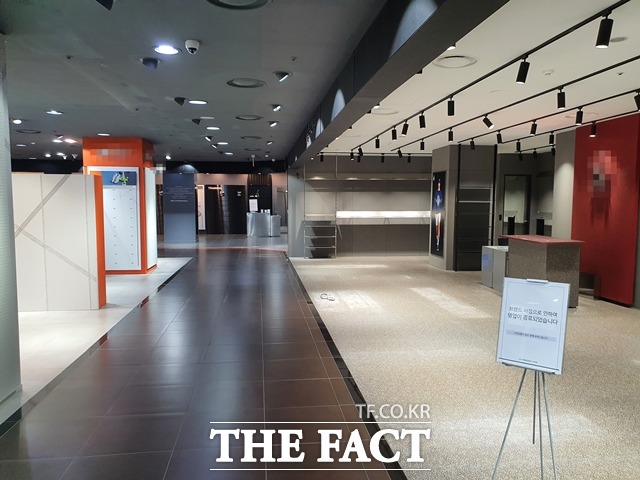 매장이 철수한 공간에 영업 종료를 안내하는 안내문만 자리를 지키고 있다. / 대전 = 김성서 기자