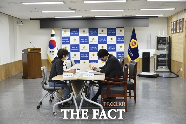 13일 김영현 당선인이 의원 등록을 위해 제출 서류를 접수하고 있다. / 세종시의회 제공.