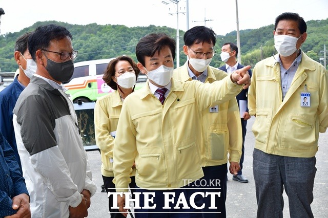 조규일 진주시장이 13일 농업용수 부족을 겪고 있는 집현면 지내·봉강리 일원을 방문, 긴급 농업용수 공급을 추진하고 있는 현장을 점검하고 있다.진주시 제공