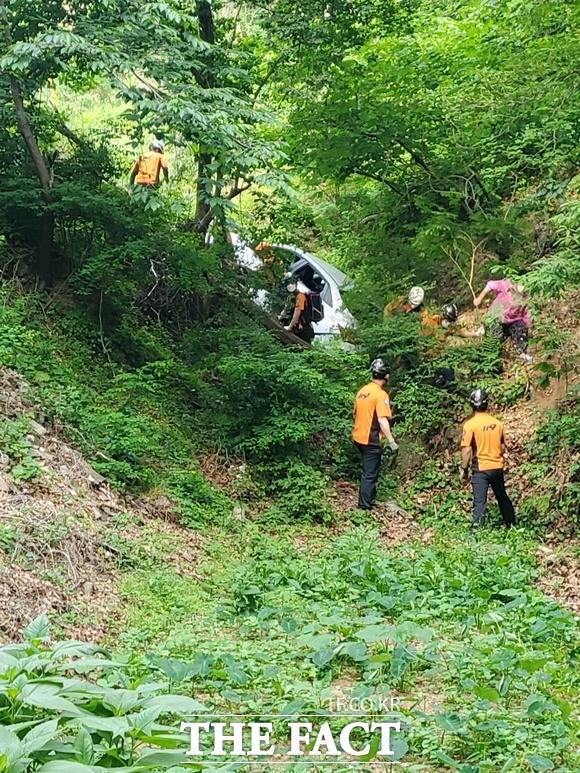 안동시 안기동의 승용차 추락사고. /안동소방서 제공
