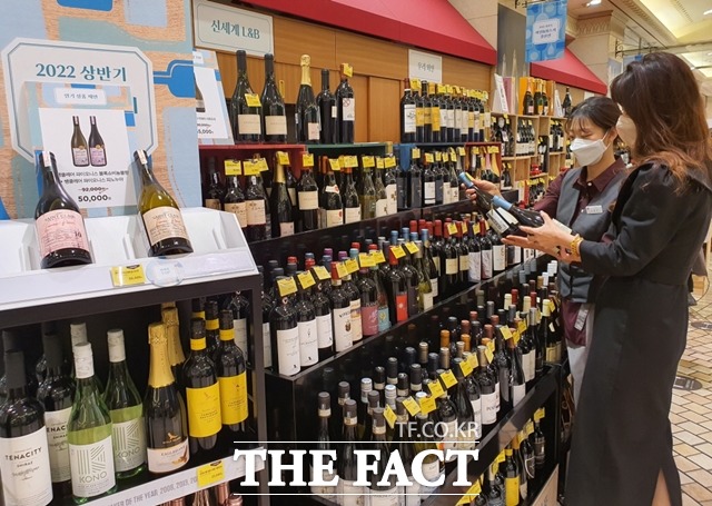 신세계백화점이 16일까지 전년 대비 물량을 20% 늘린 총 130억 원 규모의 와인 결산전을 개최한다. /신세계백화점 제공