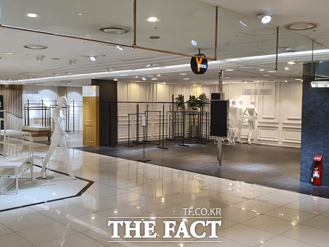 매장이 철수한 공간에 마네킹만 남아 있다. / 대전 = 김성서 기자