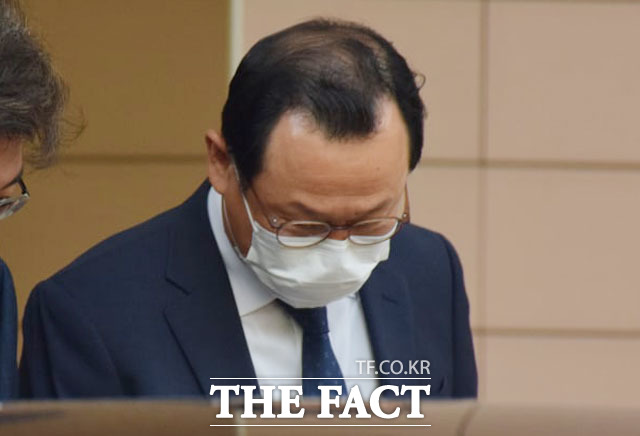 리베이트 혐의를 받는 어진 안국약품 부회장이 14일 오전 서울 마포구 서울서부지법에서 열린 공판을 마치고 법원을 나서고 있다. /장병문 기자