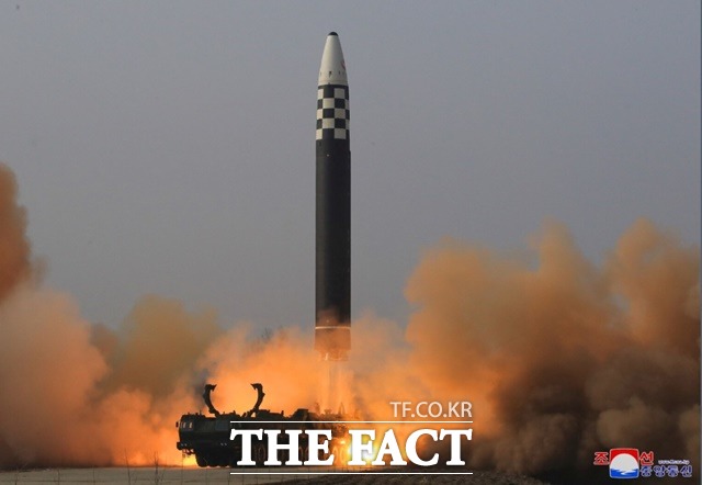 북한이 지난 3월 화성-17형 탄도미사일을 발사하고 있다./조선중앙통신 VOA
