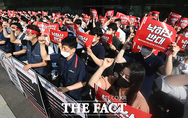 전국금융산업노동조합 한국산업은행지부 조합원들이 14일 오전 서울 영등포구 KDB산업은행 본점에서 강석훈 신임 KDB산업은행 회장의 출근을 반대하는 집회를 이어가고 있다. /이동률 기자