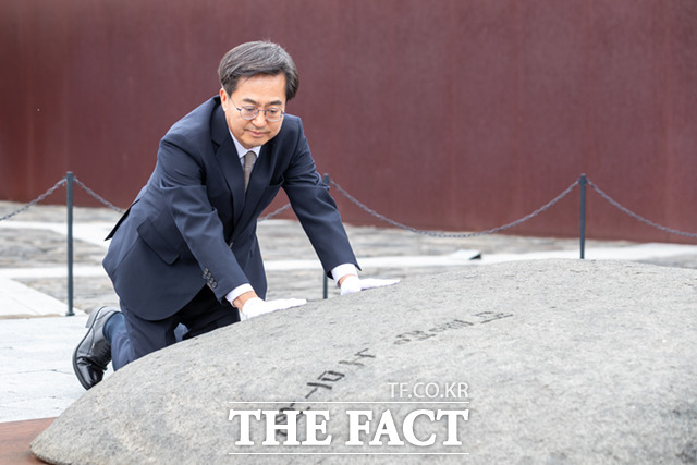 김 당선인이 봉하마을을 찾아 노무현 전 대통령 묘역을 참배하고 있다.