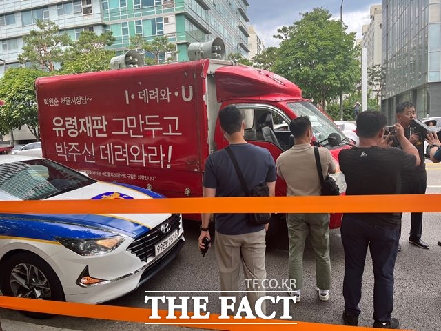 보수단체 신자유연대가 서울의소리 집회 장소 인근에서 집회를 열기 위해 준비하고 있다. /최의종 기자
