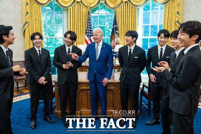 방탄소년단(BTS)이 지난달 31일(현지시각) 미국 백악관에서 조 바이든 미국 대통령(왼쪽에서 네 번째)을 만나 반(反) 아시안 증오범죄 대응 방안에 대해 논의했다. /백악관 트위터