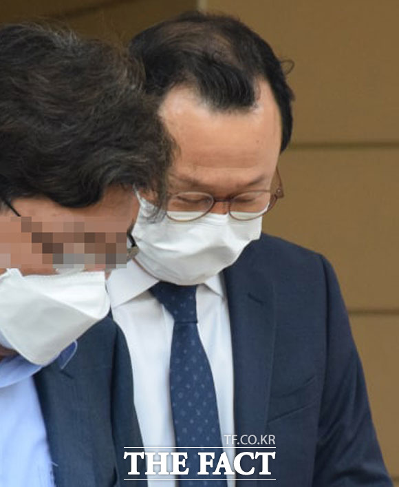 불법 리베이트 제공 혐의를 받는 어진 악국약품 부회장의 다음 공판은 오는 8월 16일 열린다.